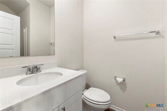162 Hazy Glade Dr in Seguin, TX - Building Photo - Building Photo