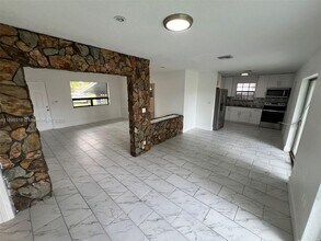 4421 NW 33rd St in Lauderdale Lakes, FL - Building Photo - Building Photo