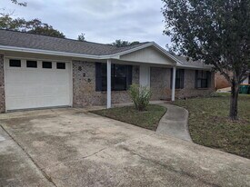 825 Boulevard De L'Orleans in Mary Esther, FL - Building Photo