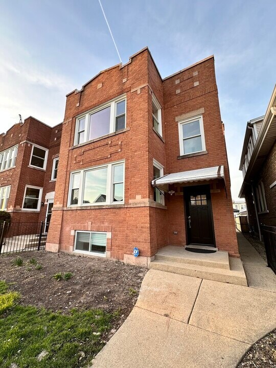 5224 W Roscoe St in Chicago, IL - Building Photo