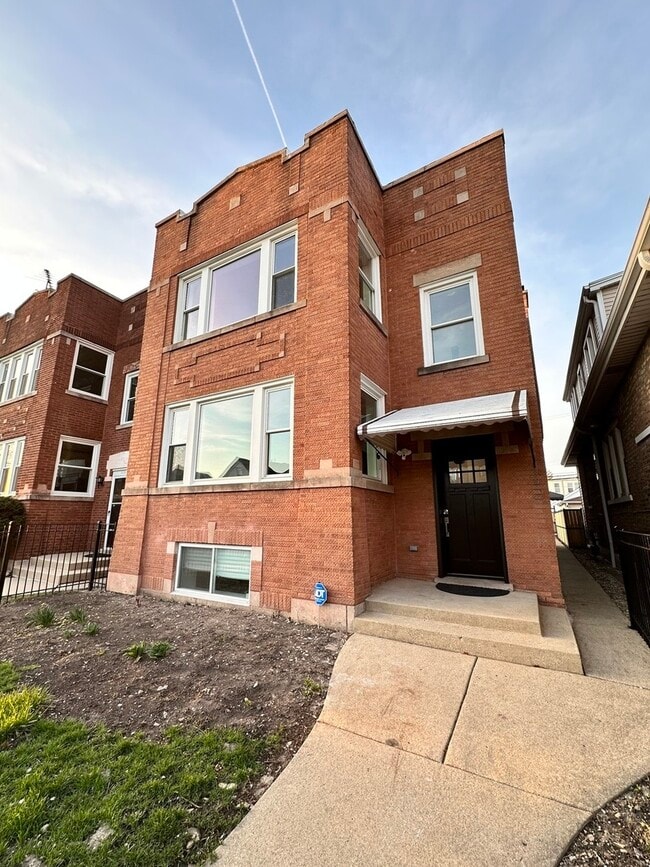 property at 5224 W Roscoe St