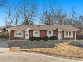 12 Manor Dr in Collinsville, IL - Building Photo