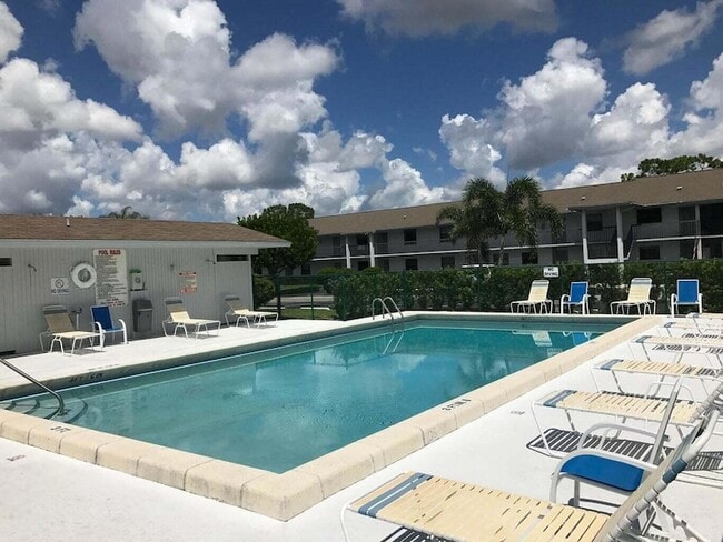 1271 SE Parkview Pl in Stuart, FL - Foto de edificio - Building Photo