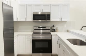 9215 SW 141st Pl in Miami, FL - Foto de edificio - Building Photo