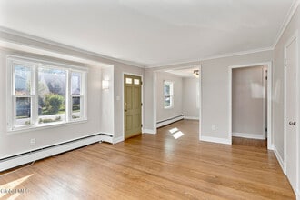 175 York Ave in Saratoga Springs, NY - Foto de edificio - Building Photo