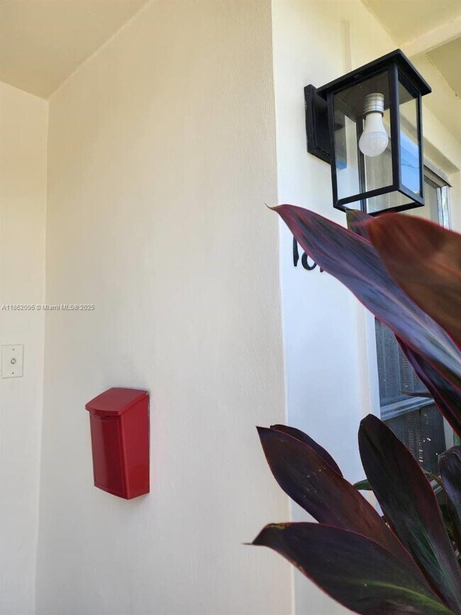 1825 SW 19th St in Miami, FL - Building Photo - Building Photo