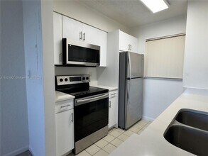 2831 N Oakland Forest Dr in Oakland Park, FL - Building Photo - Building Photo