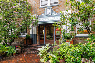 Garden Court Condos in Seattle, WA - Foto de edificio - Building Photo