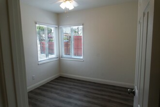 568-570 10th St in Imperial Beach, CA - Foto de edificio - Building Photo