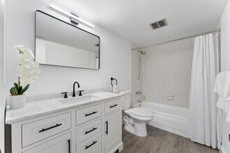 3105 Oakland Shores Dr, Unit J110 in Oakland Park, FL - Building Photo - Building Photo