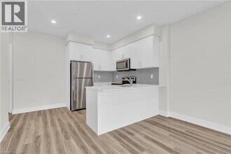 1100 Lackner Pl in Kitchener, ON - Building Photo - Building Photo