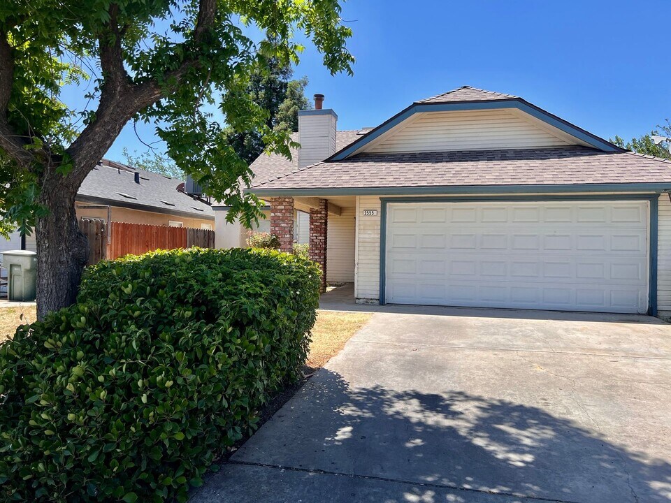 2555 N Dewey Ave in Fresno, CA - Building Photo
