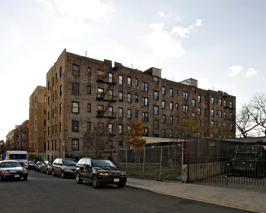 1055 Dr Martin L King Jr Blvd in Bronx, NY - Foto de edificio