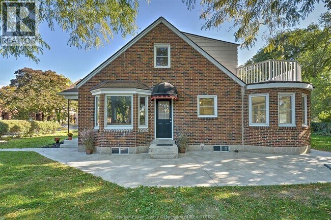 909 Monmouth Rd in Windsor, ON - Foto de edificio - Building Photo