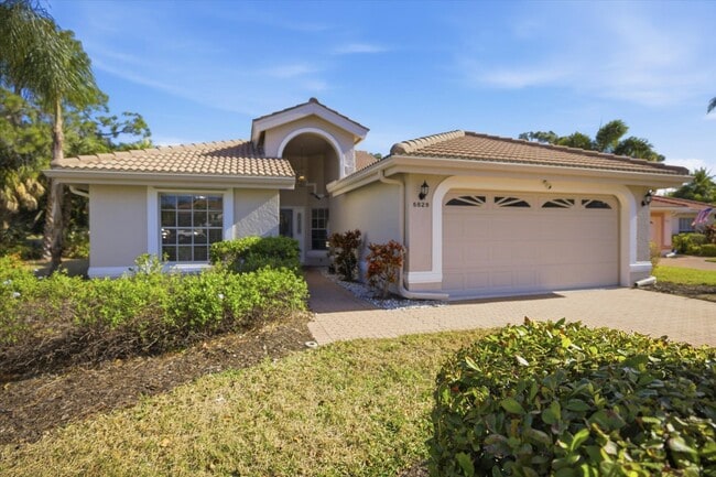 5829 Fairwoods Cir in Sarasota, FL - Building Photo - Building Photo