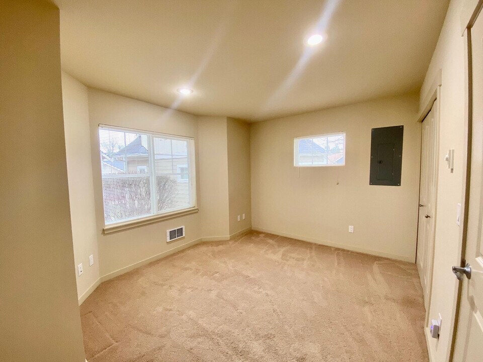 16524 33rd Ave W in Lynnwood, WA - Foto de edificio