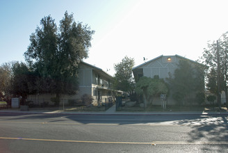 Almond Wood Apartments in Madera, CA - Building Photo - Building Photo