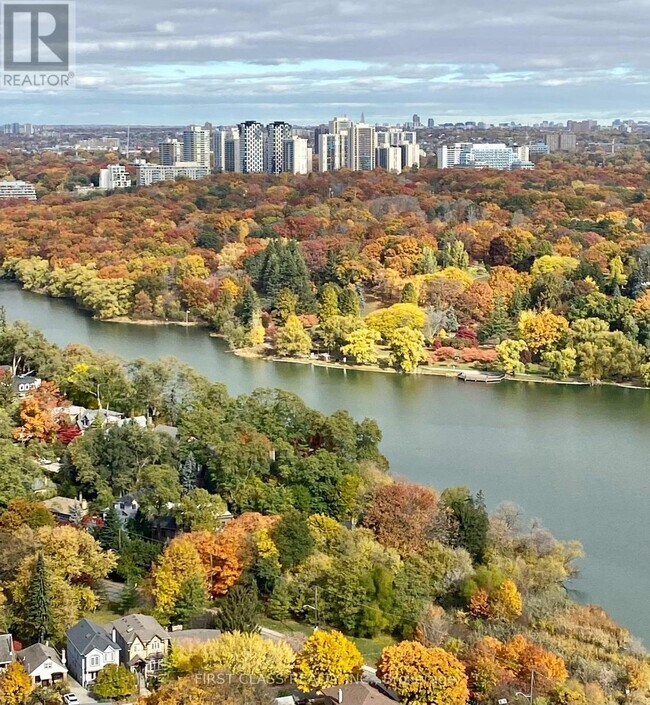 1926-1926 Lake Shore Blvd W in Toronto, ON - Building Photo - Building Photo