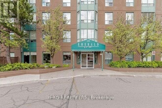 135 Hillcrest Ave in Mississauga, ON - Building Photo - Building Photo