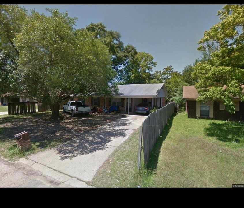 303 Clara Dr in Monroe, LA - Foto de edificio