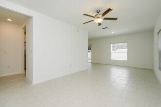 7327 Spring Snowflake Ave in Tampa, FL - Building Photo - Building Photo