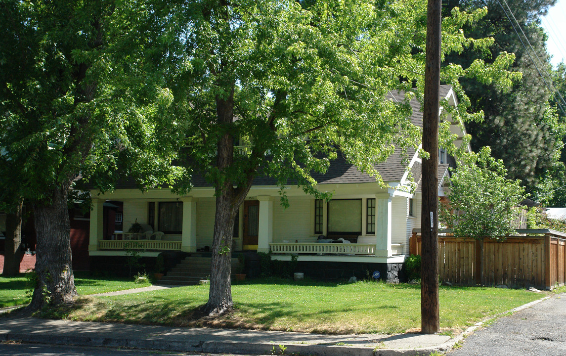 907 S Adams St in Spokane, WA - Building Photo