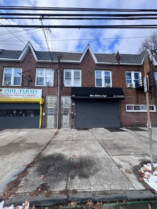 195 Mallory Ave in Jersey City, NJ - Building Photo