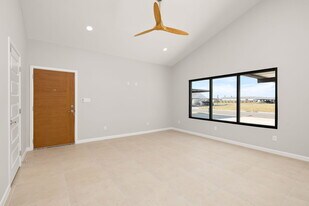 700 Oriole Rd, Unit 2 in Weslaco, TX - Building Photo