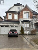 64 Charlotte Abby Dr in East Gwillimbury, ON - Building Photo