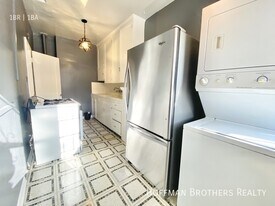 351 N Sierra Bonita Ave in Los Angeles, CA - Building Photo