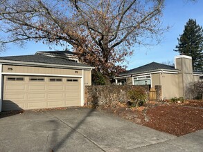 4016 Shadowhill Dr in Santa Rosa, CA - Building Photo - Building Photo