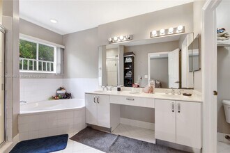 5620 NW 113th Pl in Doral, FL - Building Photo - Building Photo