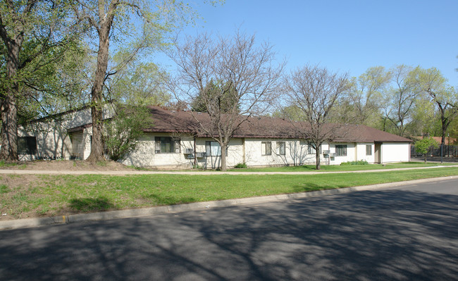 Henry Courts in Bloomington, MN - Building Photo - Building Photo