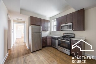 2816 N Troy St, Unit 2F in Chicago, IL - Building Photo