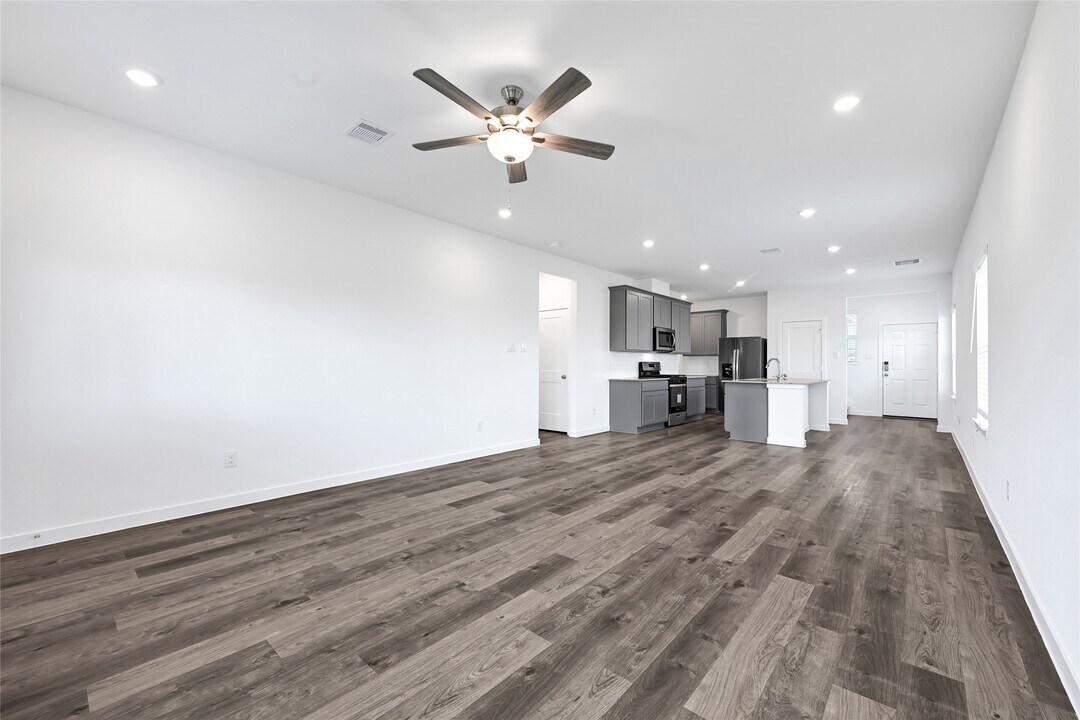 3911 Windy Whisper Dr in Brookshire, TX - Building Photo