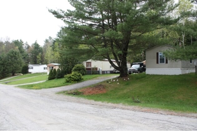 Warren Heights Mobile Home Park in Gardiner, ME - Foto de edificio