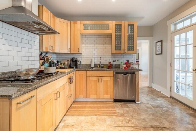 109 Chestnut St, Unit 1 in Waltham, MA - Building Photo - Building Photo