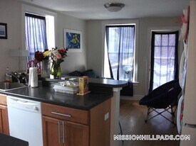 836 Huntington Ave, Unit 3 in Boston, MA - Building Photo