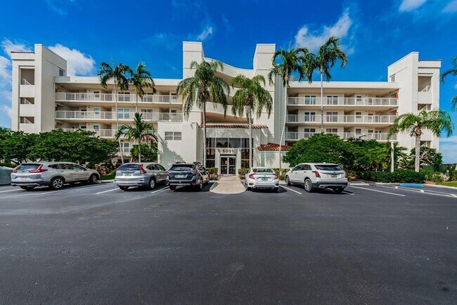 6001 Bahia Del Mar Cir N in St. Petersburg, FL - Building Photo - Building Photo