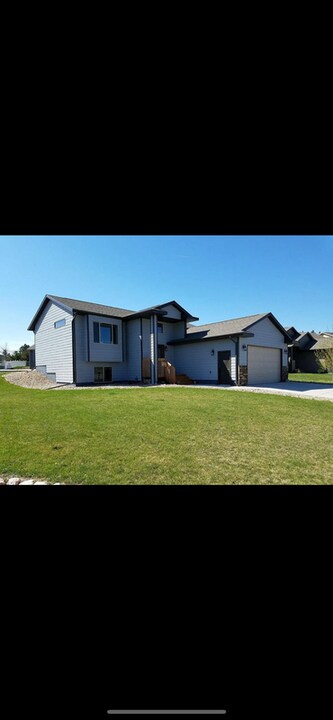 6715 Cambridge Ct in Summerset, SD - Building Photo