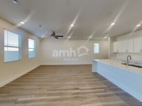 6440 Marthas Vineyard Ave in Las Vegas, NV - Foto de edificio - Building Photo