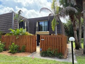 1915 Vista Oaks Cir NE in Palm Bay, FL - Building Photo