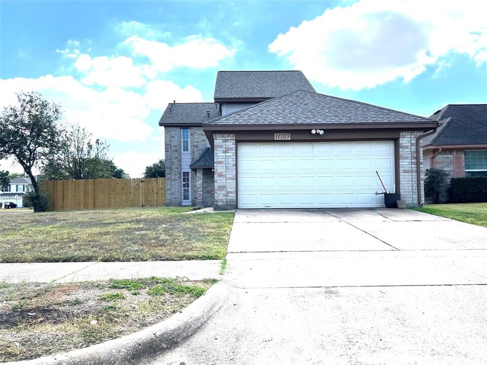 11703 Glenwolde Dr in Houston, TX - Building Photo