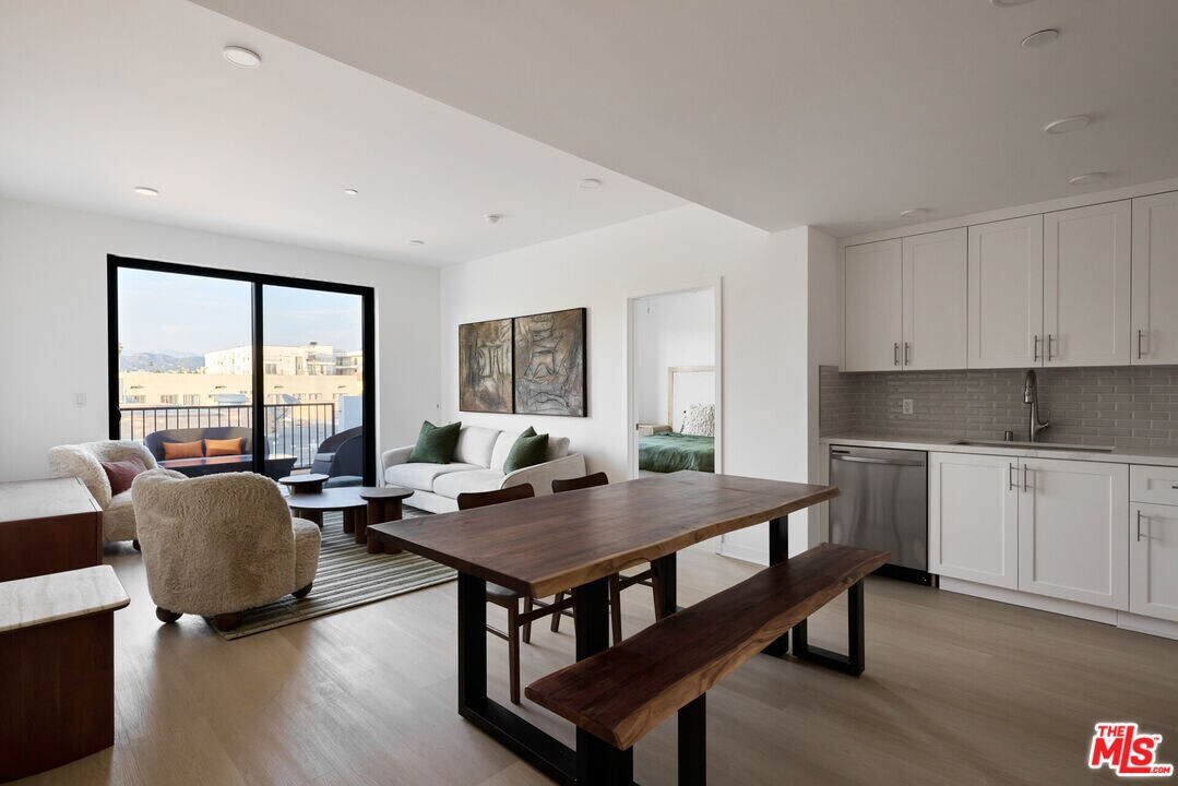 3977 Beverly Blvd in Los Angeles, CA - Building Photo