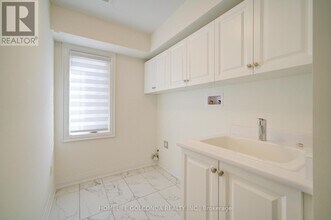 9 Abbeyhill Ln in Markham, ON - Building Photo - Building Photo
