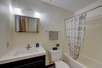 Cedar Acres Apartments in Hutchinson, MN - Foto de edificio - Building Photo