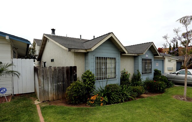 313 S Horne St in Oceanside, CA - Foto de edificio - Building Photo