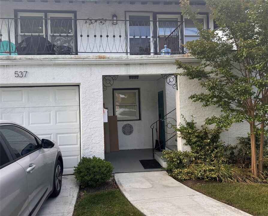 537 E Chester St in Long Beach, NY - Foto de edificio