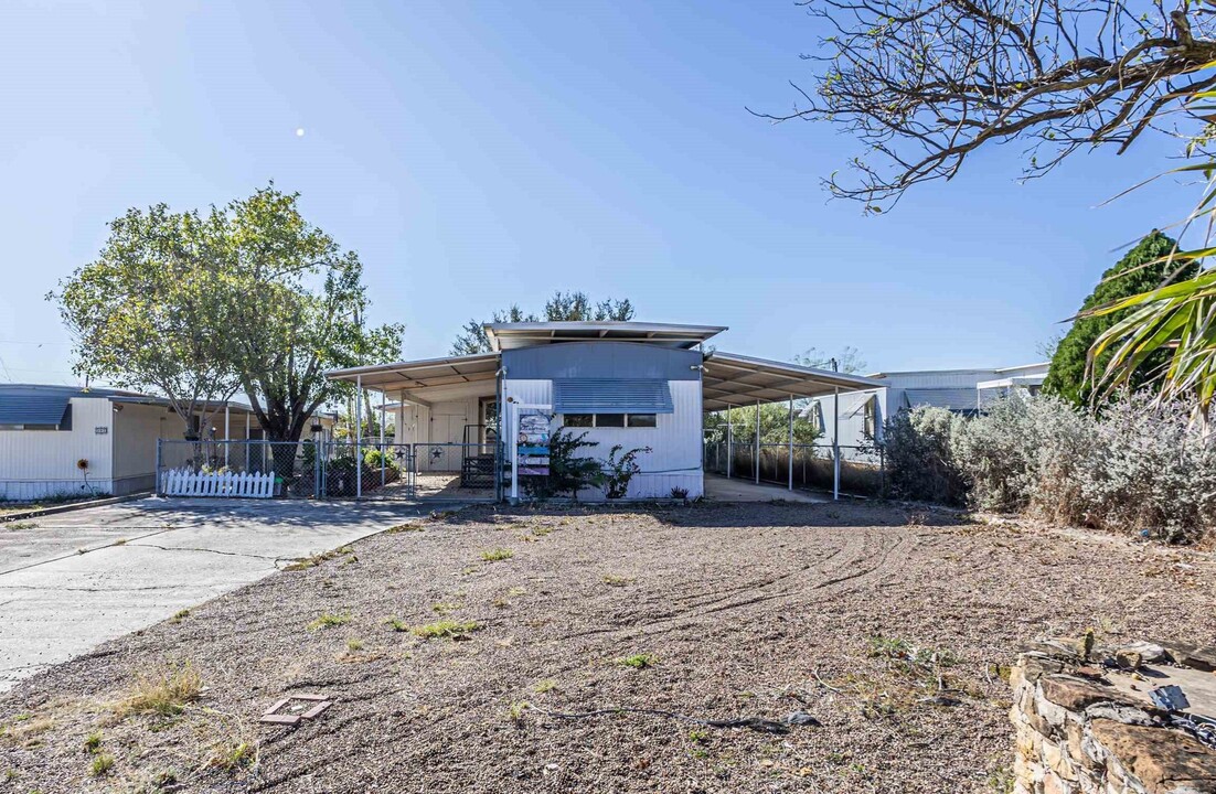 100 Blossum Blvd in Zapata, TX - Building Photo