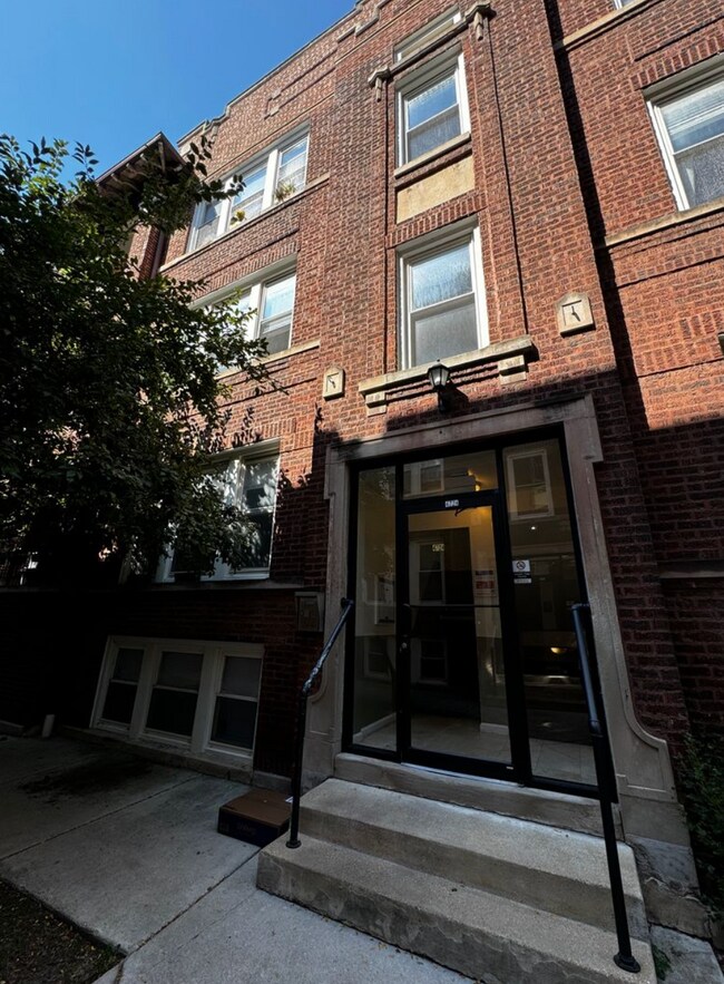 4724 N Bernard St in Chicago, IL - Foto de edificio - Building Photo